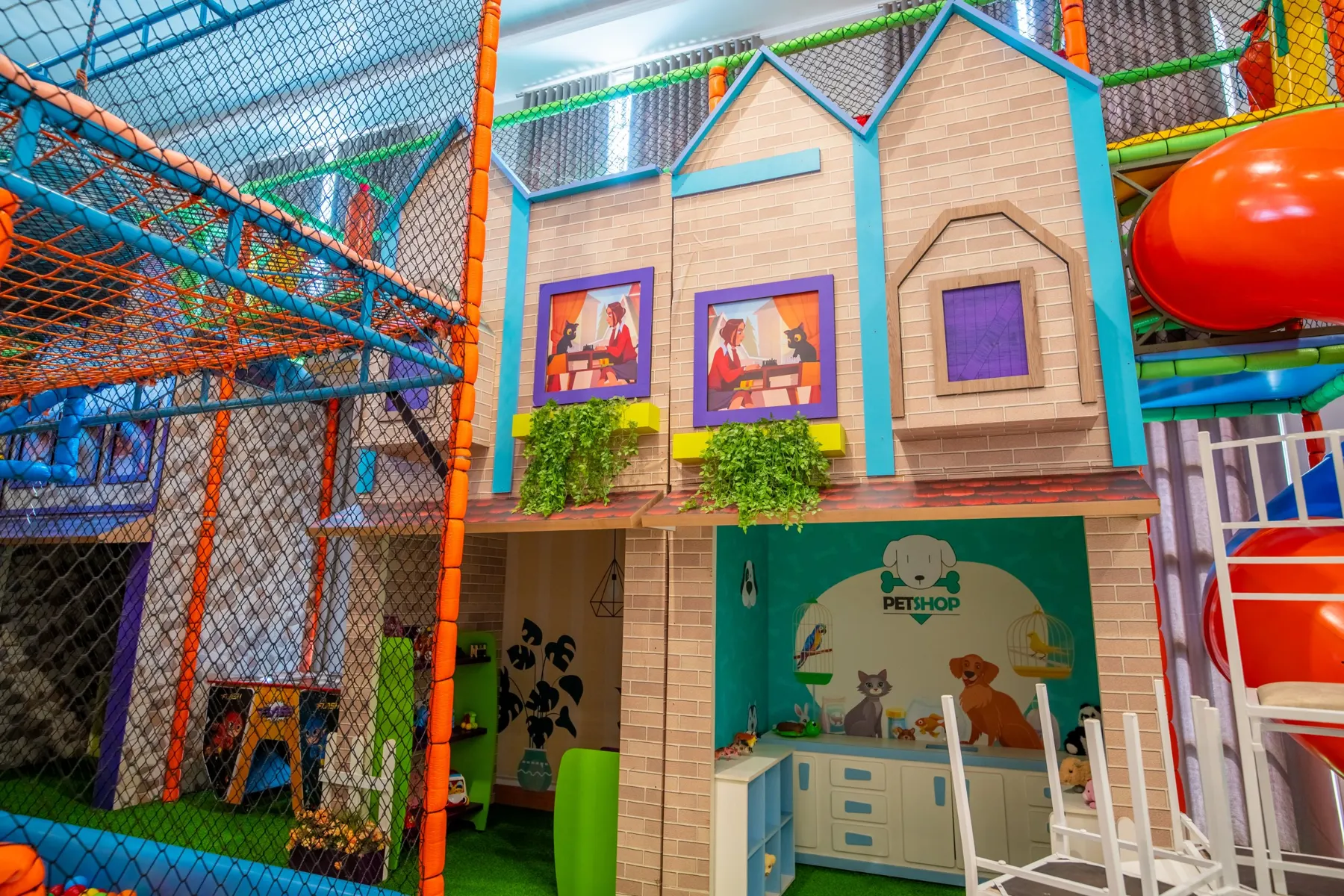 Cidade cenográfica com pet shop de brinquedo
