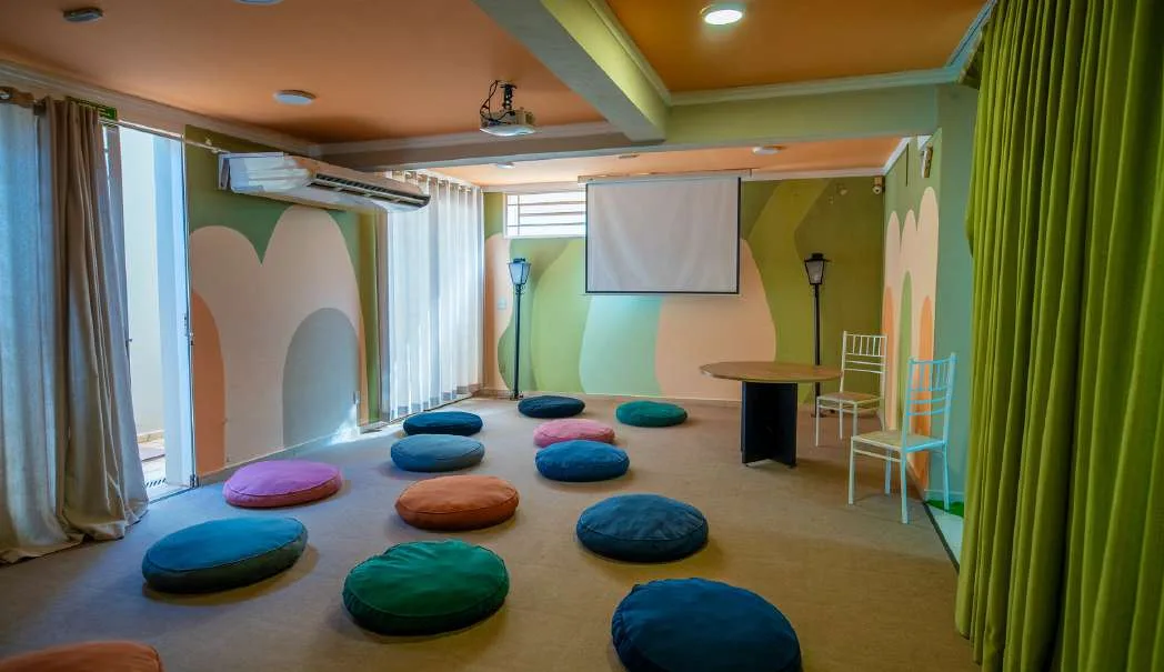 Sala de cinema com almofadas para as crianças