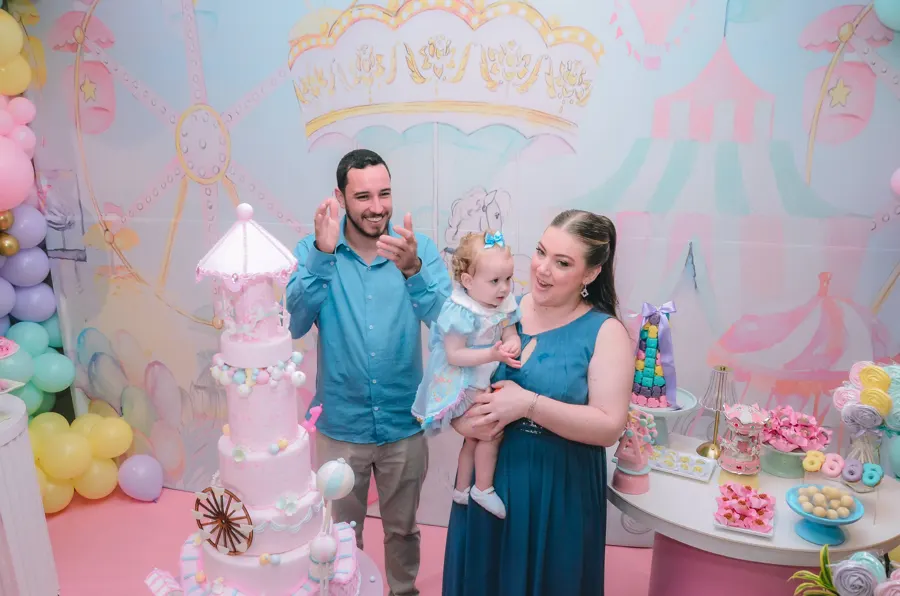 Família reunida no cenário da festa